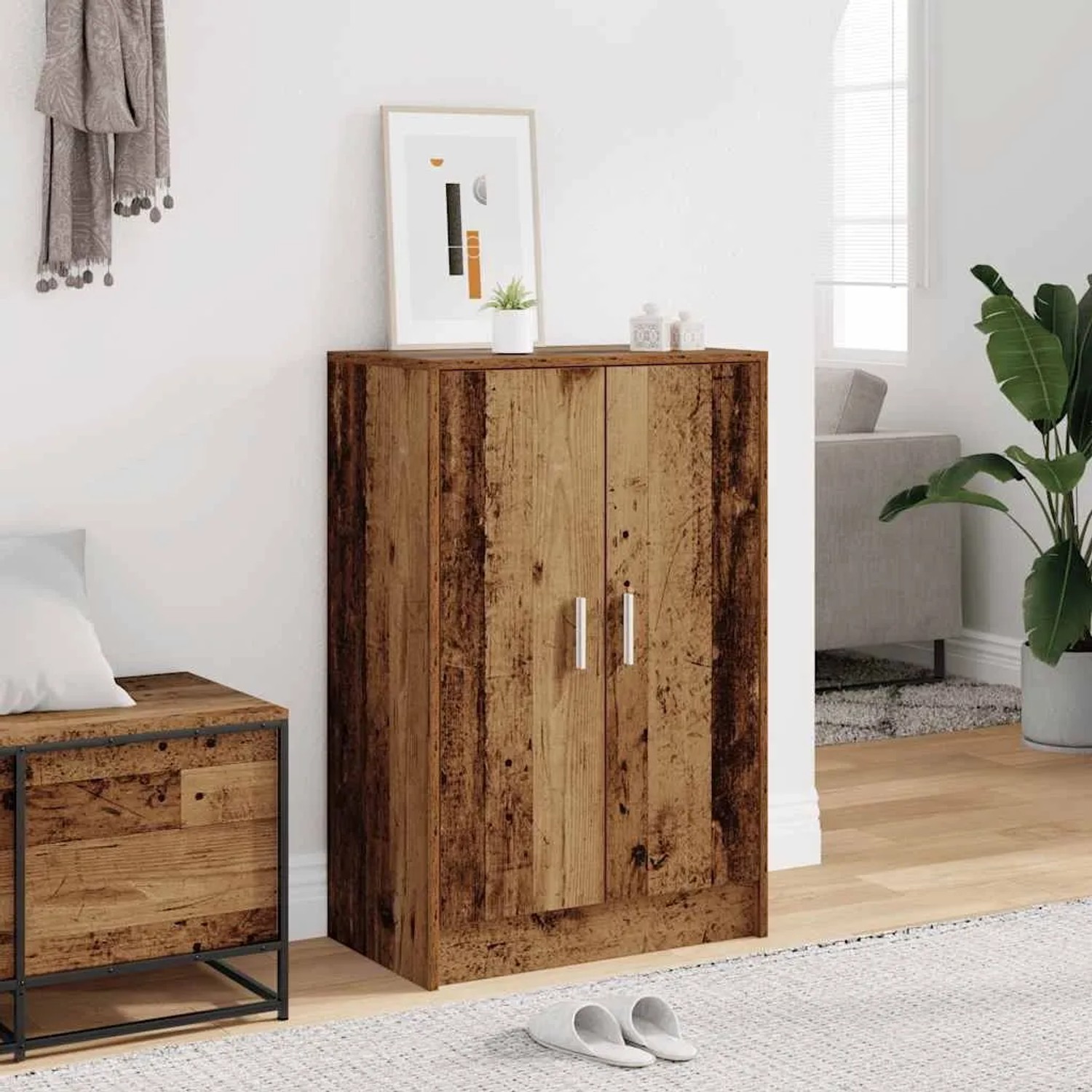 Brauner Schuhschrank in Altholz-Optik aus Holzwerkstoff mit zwei Türen und silbernen Griffen, im Flur.