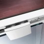 Detailaufnahme: Breuer Panorama Schiebetür mit Chrom-Rahmen und Klarglas. Duschtür mit Soft-Close-System.