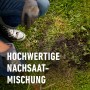 Anwendung der Compo Rasen Nachsaat zur Reparatur einer Rasenfläche. Person mit Handschuhen und Gartengerät.