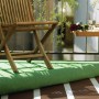 Tesa Verlegeband fixiert Kunstrasen auf Balkon mit Holzfliesen. Extra stark klebend für Teppich und PVC.