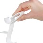 Wenko Universal Flexi Haken für Handtuchheizkörper, weiß, flexibel in der Hand gehalten.