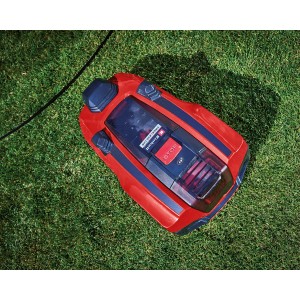 Einhell Freelexo Cam Mähroboter auf Rasen, der das Magnetic Band Zubehör zur Abgrenzung von Mähzonen nutzt.