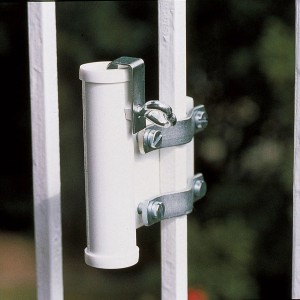 Weißer Videx Garden Sonnenschirmhalter Typ G für Balkongitter mit Ø 25 mm.