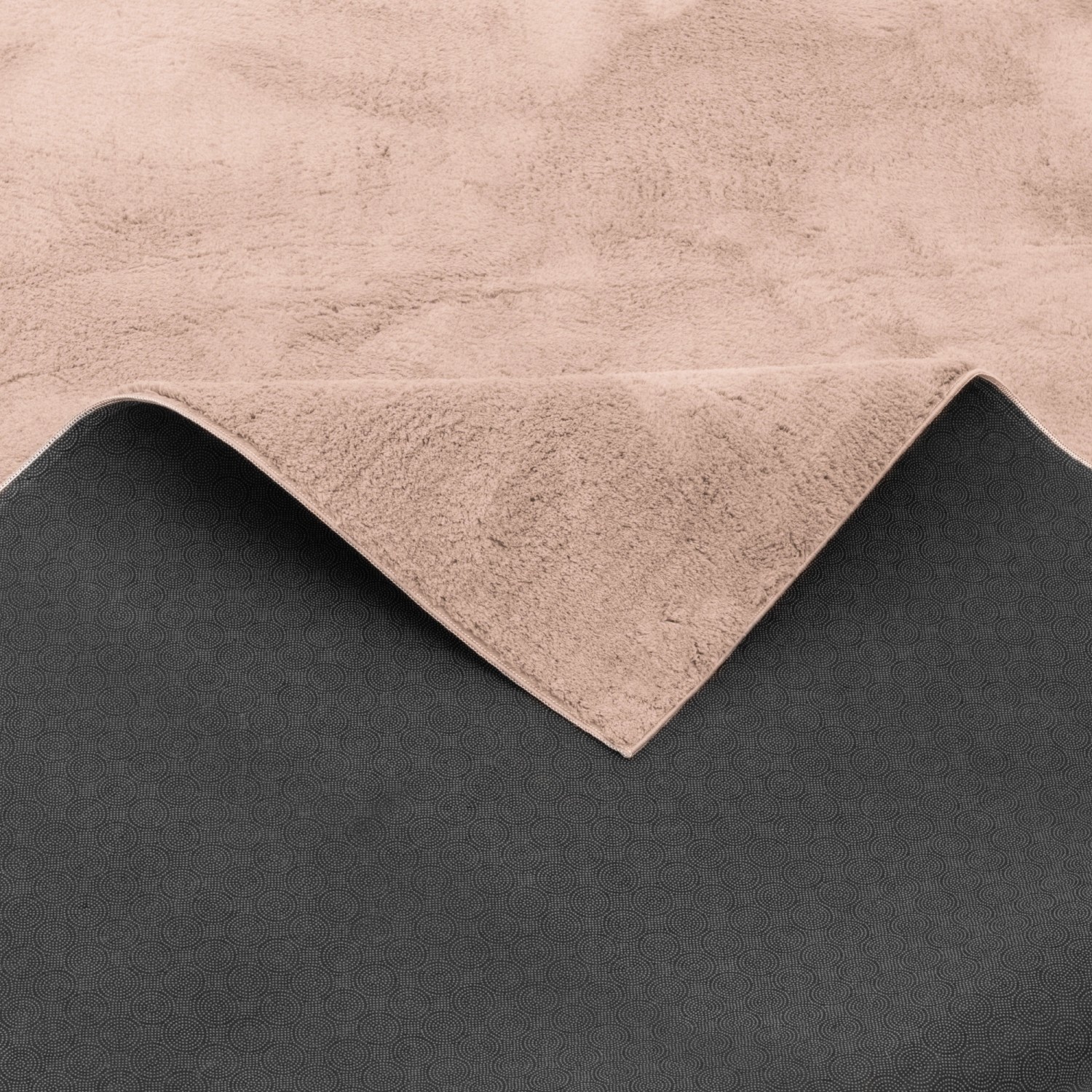 Detailansicht: Altrosa Fellteppich (160x230cm) mit weicher Oberfläche und dunkler Rückseite.