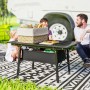 Schwarzer Outsunny Campingtisch aus Aluminium mit Korb und Familie beim Picknick.