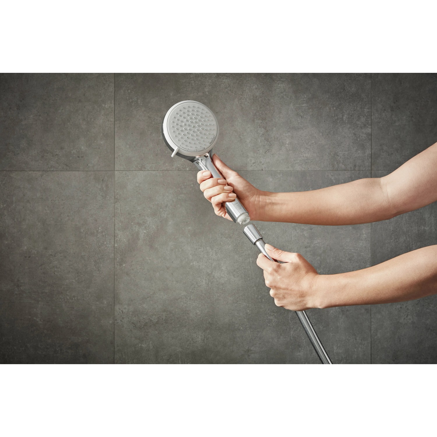 Hansgrohe Croma 100 Vario Handbrause mit 4 Strahlarten in Chrom wird an Duschschlauch montiert.