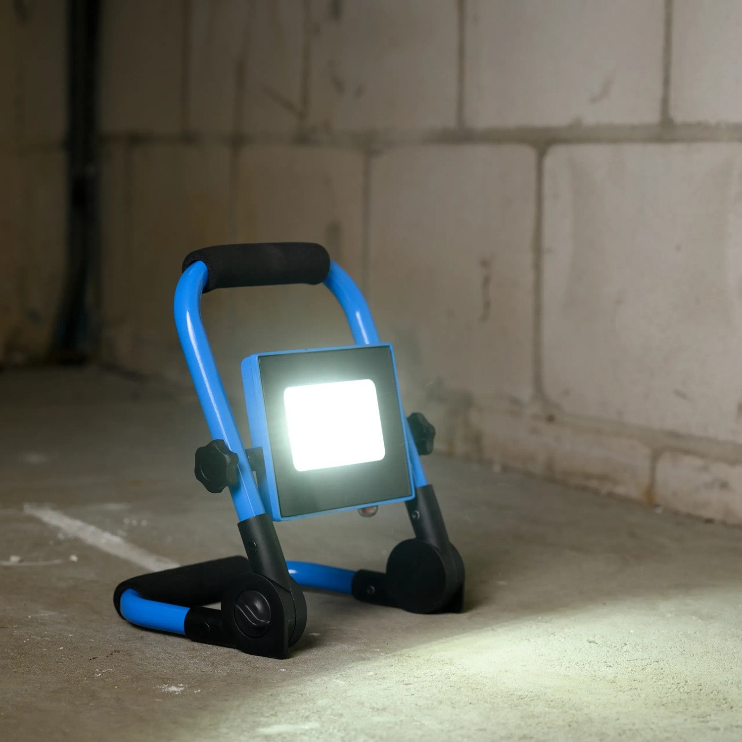 Perel LED-Arbeitsleuchte Mit Akku – 20 W, 4000 K Neutralweiß, Regelbarer Bügel, IP44 Wasserfest
