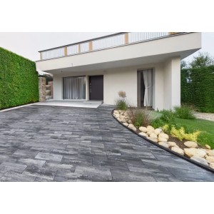 Verlegte EHL Artano Terrassenplatten in Grau-Anthrazit vor modernem Haus. Gehwegplatten mit R15 Rutschhemmung.