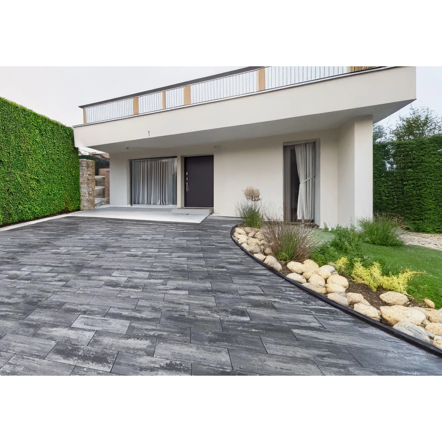 Verlegte EHL Artano Terrassenplatten in Grau-Anthrazit vor modernem Haus. Gehwegplatten mit R15 Rutschhemmung.