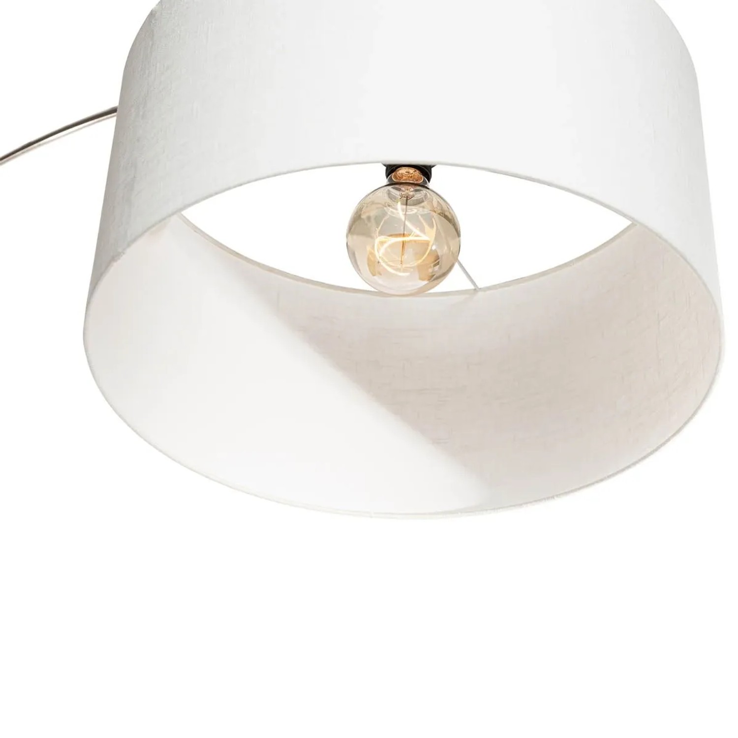 Detailaufnahme: QAZQA Bogenlampe mit weißem Stoffschirm (50 cm) und sichtbarem Leuchtmittel.