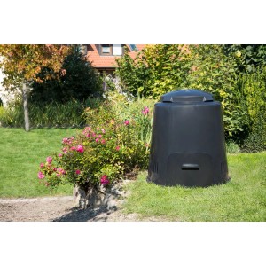 Schwarzer Garantia Komposter Eco 280 l im Garten, ideal zur Kompostierung.