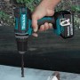 Makita Akku-Schlagbohrschrauber 18V im Einsatz beim Bohren.