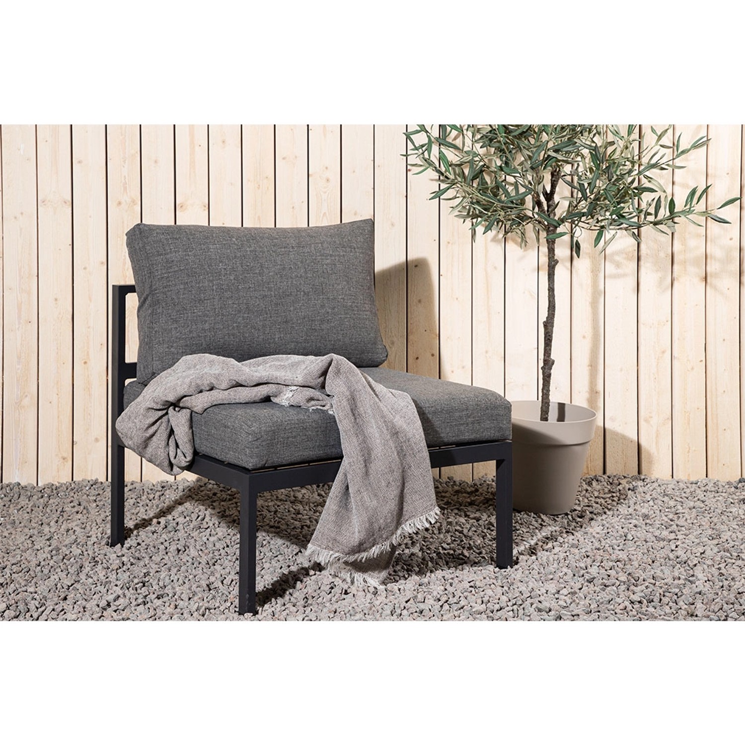 Schwarzes ebuy24 Copacabana Gartensofa Mittelsegment mit grauem Kissen und Decke.