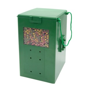 Grüner VT Futterautomat Quick Feeder mit Sichtfenster voller Fischfutter. Kabelloser Teichfutterspender für Haustiere.
