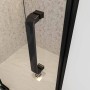 Detailaufnahme: Schwarze AICA Duschtür mit Griff und 8mm NANO Glas Duschabtrennung.