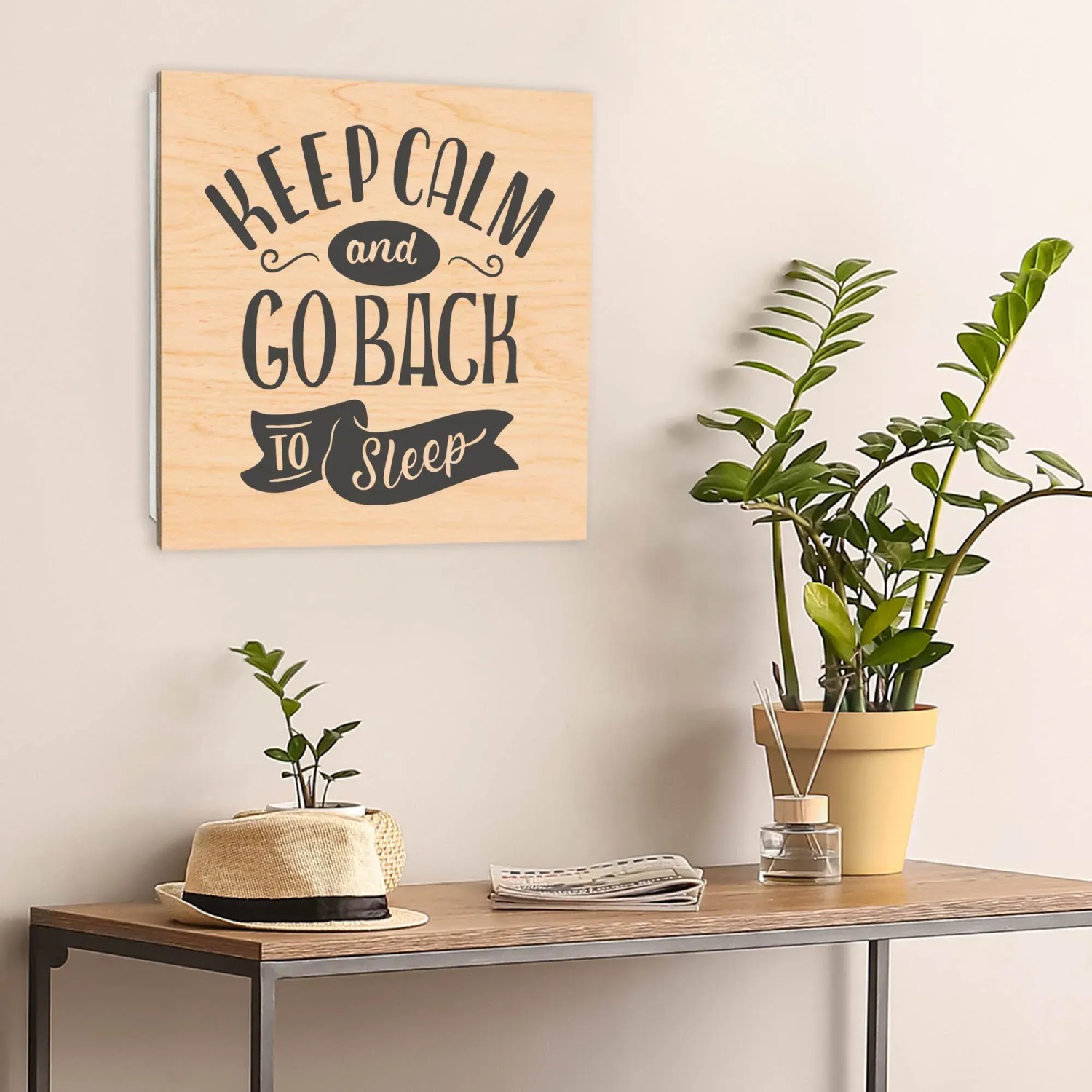 Weißer Banjado Schlüsselkasten 30x30 mit Holzfront und Keep Calm Schriftzug zur Wandmontage.