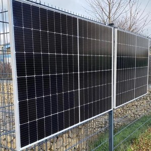 Absaar Balkonkraftwerk 600/800W mit zwei Solarmodulen auf einem Zaun montiert.