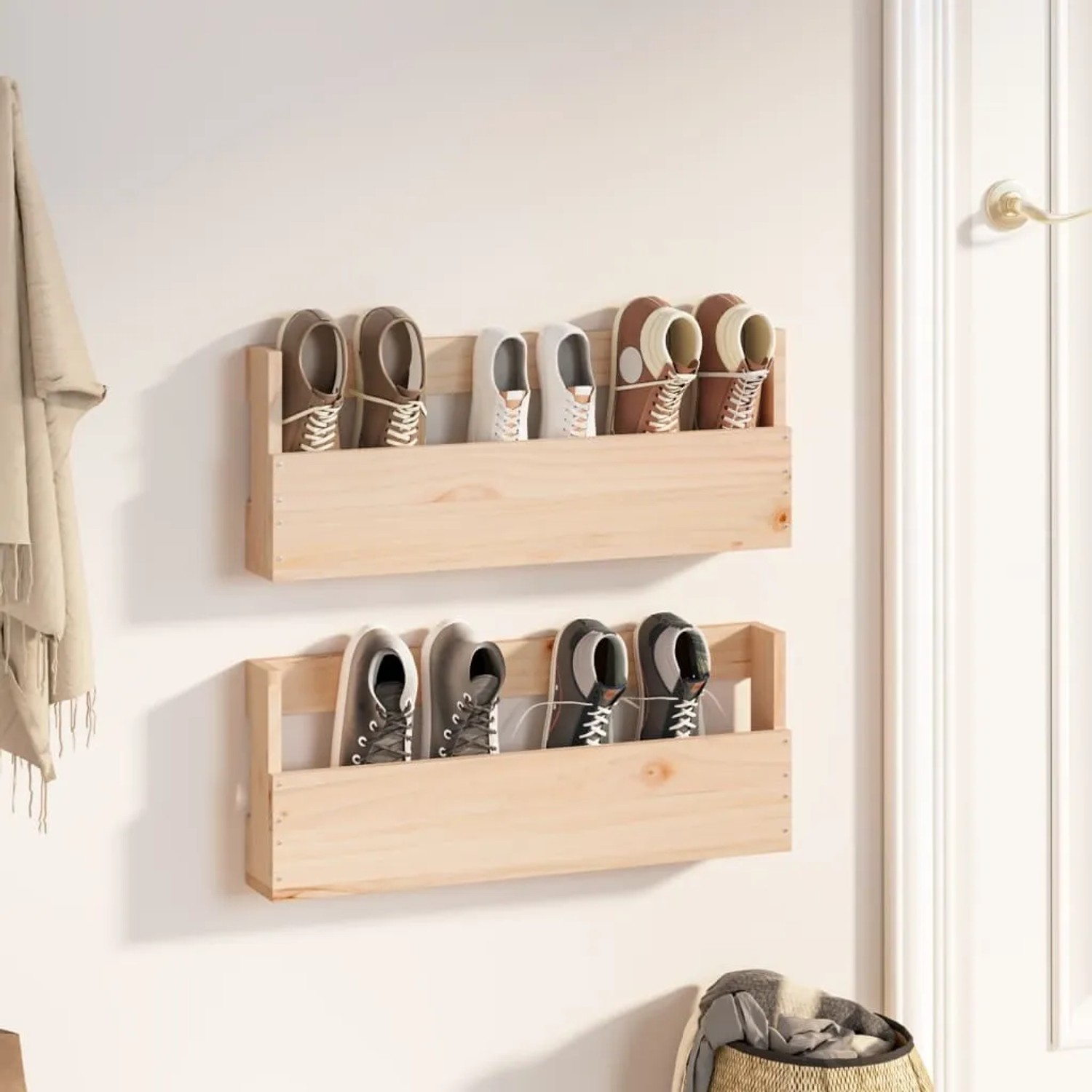 Zwei Wand-Schuhregale aus hellem Massivholz Kiefer an weißer Wand, gefüllt mit Schuhen. Platzsparende Schuhaufbewahrung.