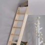 Helle Raumspartreppe Intercon Safe Step aus Fichtenholz, 8 Stufen, als Hochbettleiter an grauer Wand.
