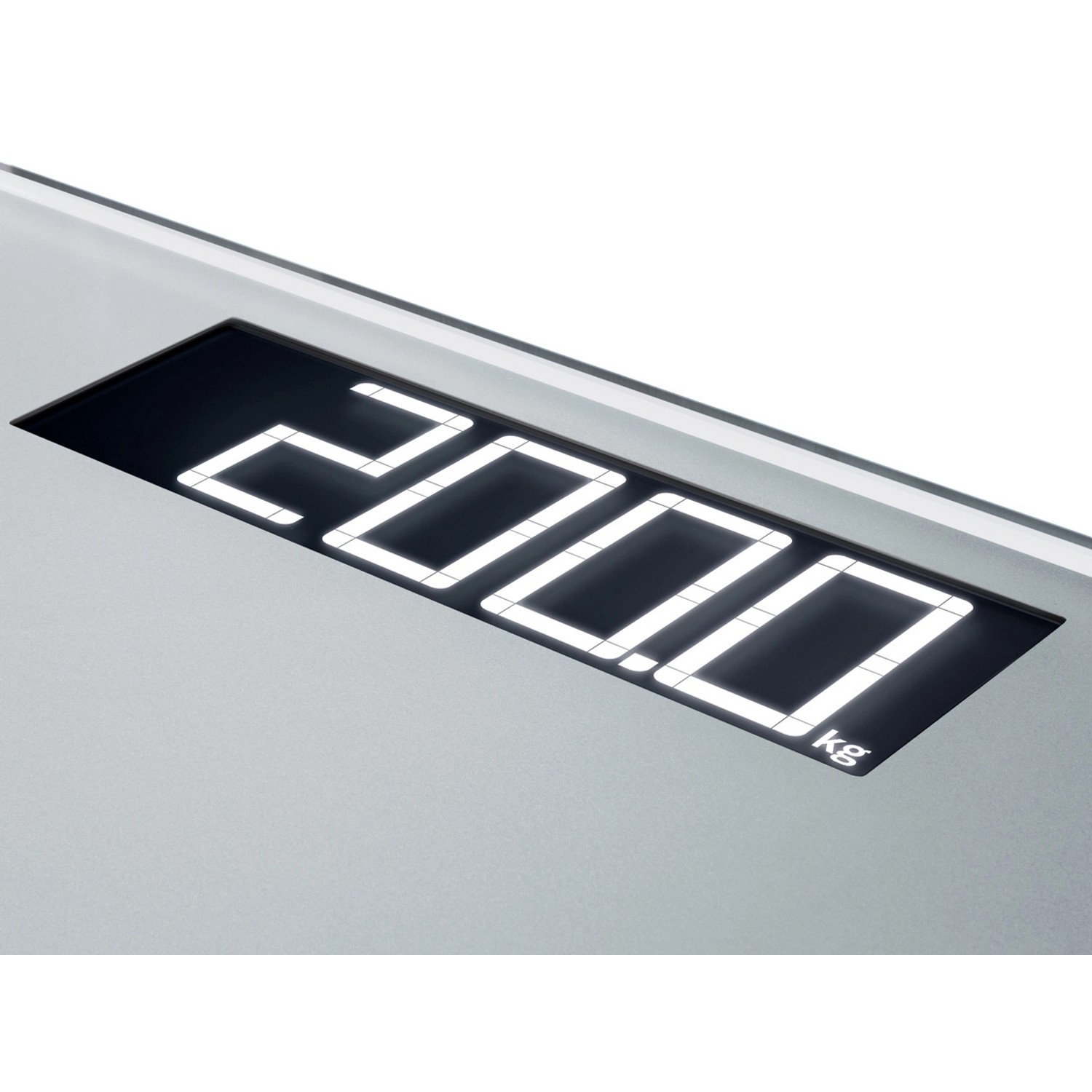 Detailansicht der Digitalanzeige der silbergrauen Leifheit Personenwaage, die 200 kg anzeigt.