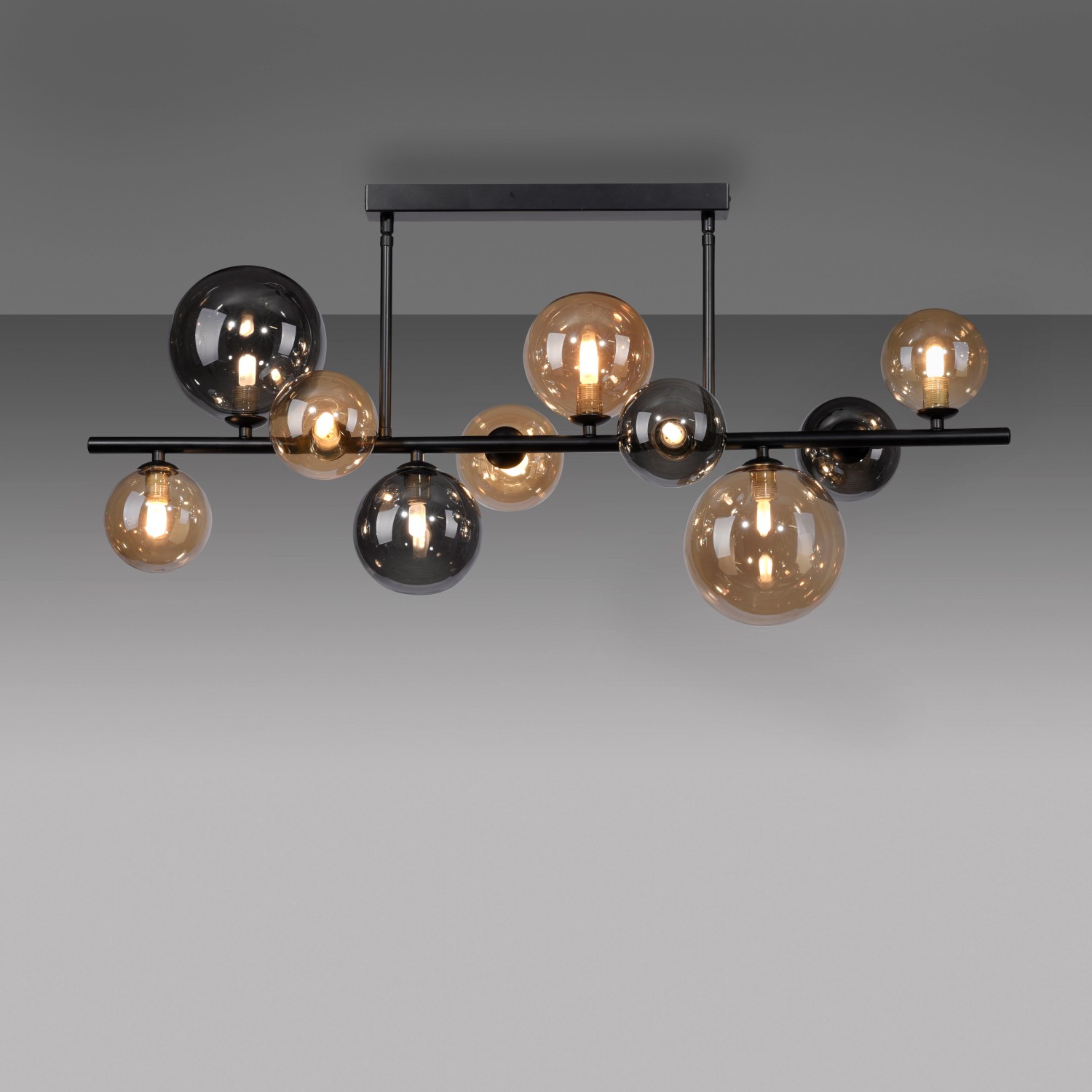 Schwarze Paul Neuhaus Deckenleuchte Popsicle mit 10 Amber- und Rauchglas-Kugeln.
