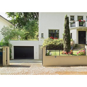 Anthrazitfarbenes Hörmann Berry Schwingtor N80 Motiv 902, eingebaut in einer Garage.