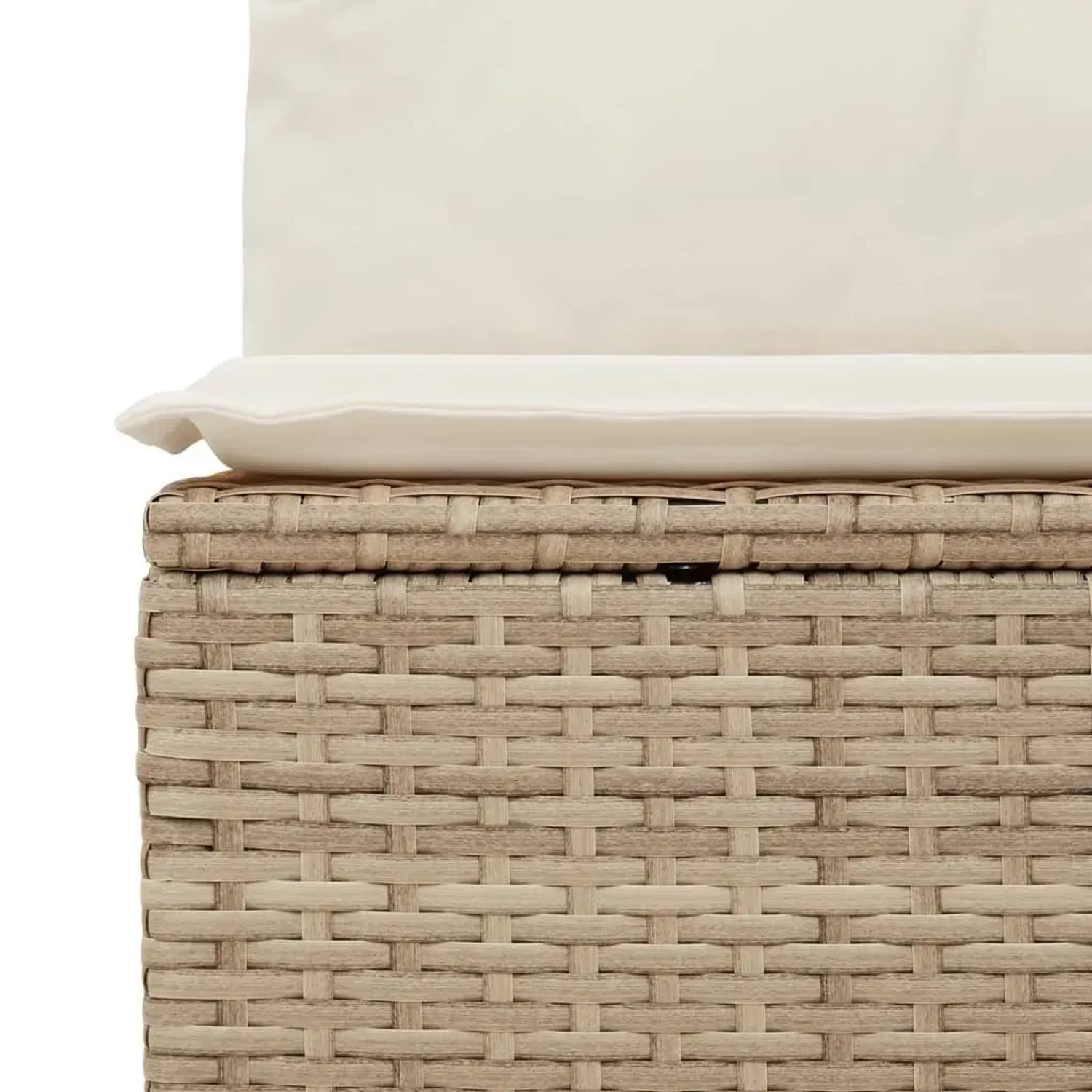 Detailansicht: Beige Garten-Sofagarnitur aus Rattan mit cremefarbenen Kissen. Gartenmöbel für Terrasse und Garten.