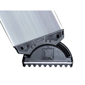 Detailaufnahme der nivello Traverse einer PROREGAL Stufen-Glasreinigerleiter für sicheren Stand.