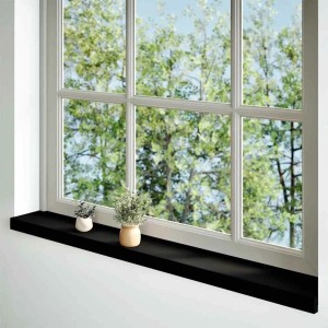 Zwei dunkelbraune Fensterbänke aus Eichenholz (140x15x2 cm) am Fenster mit Dekoration.