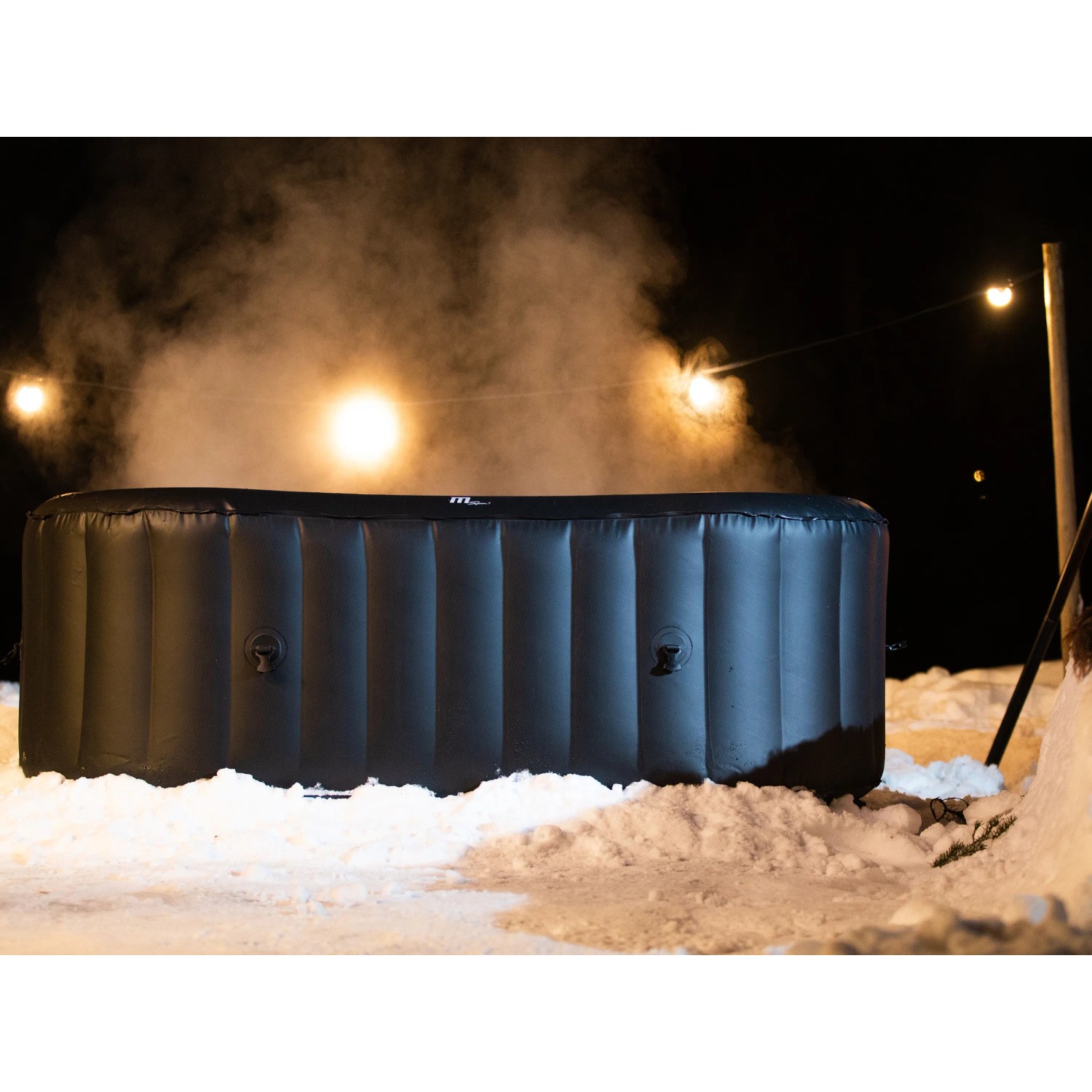 MSpa Tekapo AirJet aufblasbarer Whirlpool mit Hydromassage im Schnee bei Nacht.