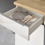 Offene Schublade der Respekta Küchenzeile Marleen in Artisan-Eiche und Weiß, gefüllt mit Küchenutensilien.