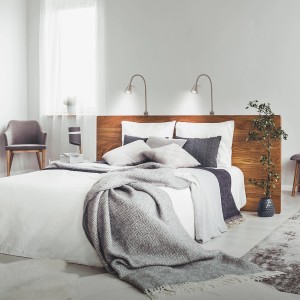 Bett mit zwei schwenkbaren, matten Nickel Briloner LED Bettleuchten Tuso als Nachttischlampen.