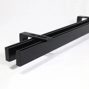 Schwarze zweiläufige Aluminium Gardinenschiene Loft. Moderne Vorhangschiene nach Maß für Dekoartikel & Wohnaccessoires.