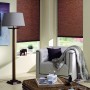 Gardinia EasyFix Rollo Natur Nougat, 75x150 cm, im Wohnraum mit Sessel und Lampe.
