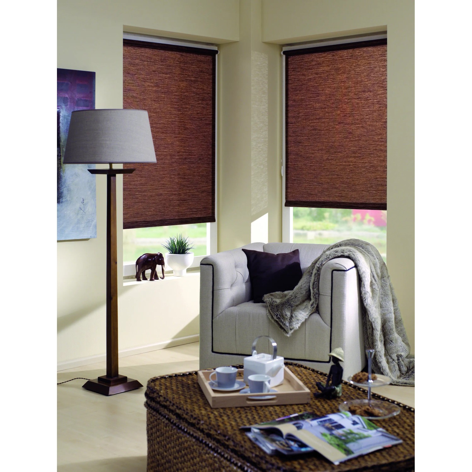 Gardinia EasyFix Rollo Natur Nougat, 75x150 cm, im Wohnraum mit Sessel und Lampe.