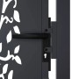 Detailansicht: Anthrazitfarbenes Gartentor mit Baum-Design, Griff und Schloss.