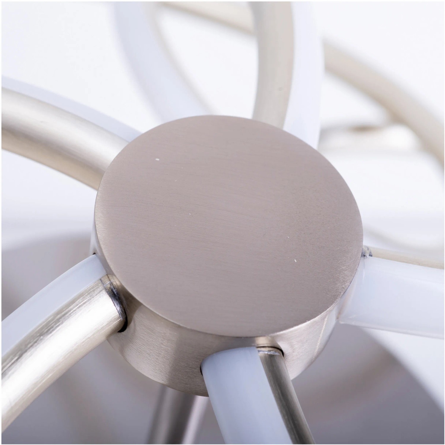 Näve LED-Deckenleuchte Rizado, Satin-Nickel, Ø 57 cm, Detailansicht.