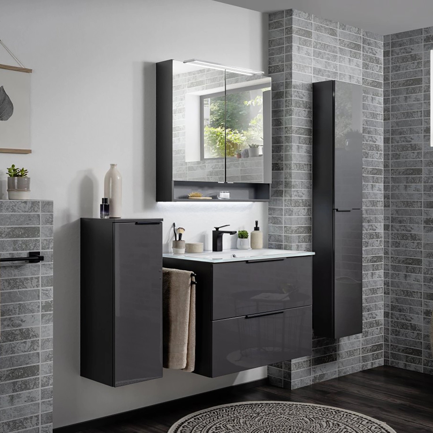 Modernes Badezimmer-Set mit Fackelmann Luna Hochschrank in Anthrazit, Waschtisch und Spiegelschrank.