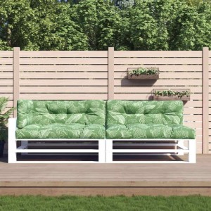 Grüne Palettenkissen mit Blattmuster auf weißem Palettensofa im Garten. 5-tlg. Sitzkissen-Set für Outdoor.
