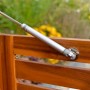 Detailaufnahme: Gasdruckfeder der Merxx Sichtschutz Kissenbox aus Akazienholz.