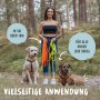 Frau hält orange und gelbe Rudelkönig Schleppleine, Hunde mit Geschirr