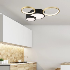 Moderne LED-Deckenleuchte Alizee in Schwarz-Gold (60 cm) im Raum.