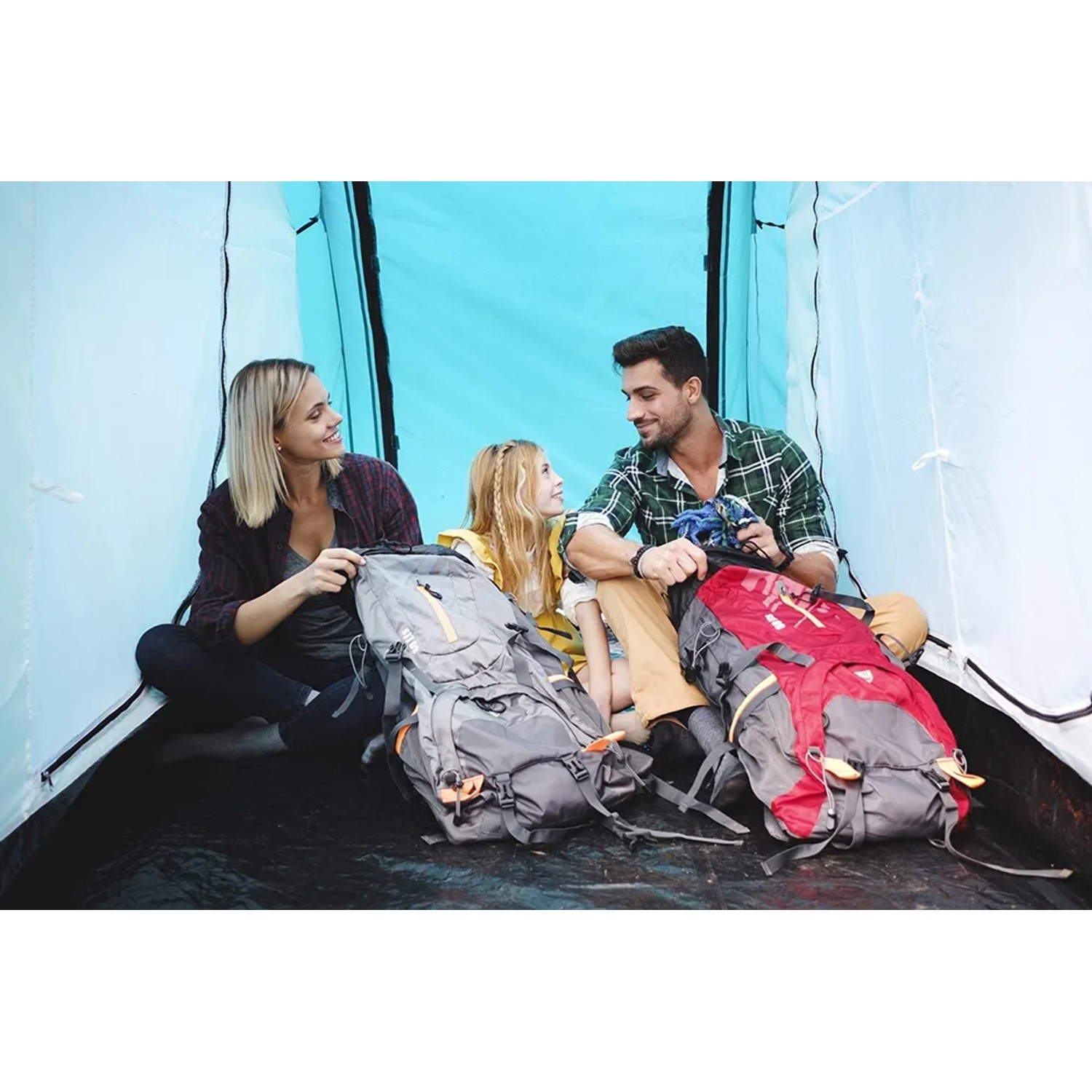 Familie im Pavillo Zelt Family Ground 6 beim Camping mit Rucksäcken.