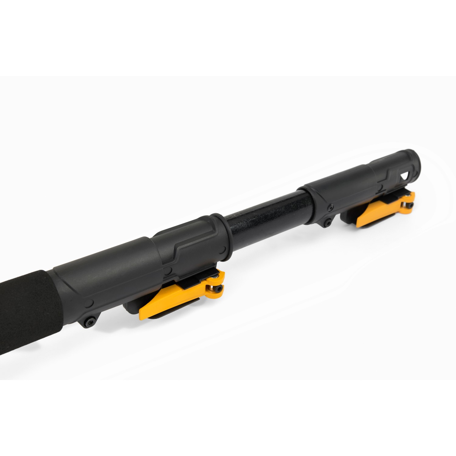 Detailaufnahme des Alpina Akku-Multitools AMT 20 Li mit Teleskopstiel und gelben Bedienelementen.