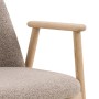 Detailansicht: Beige Bouclé Esszimmerstuhl Leo mit Armlehnen und Holzgestell.