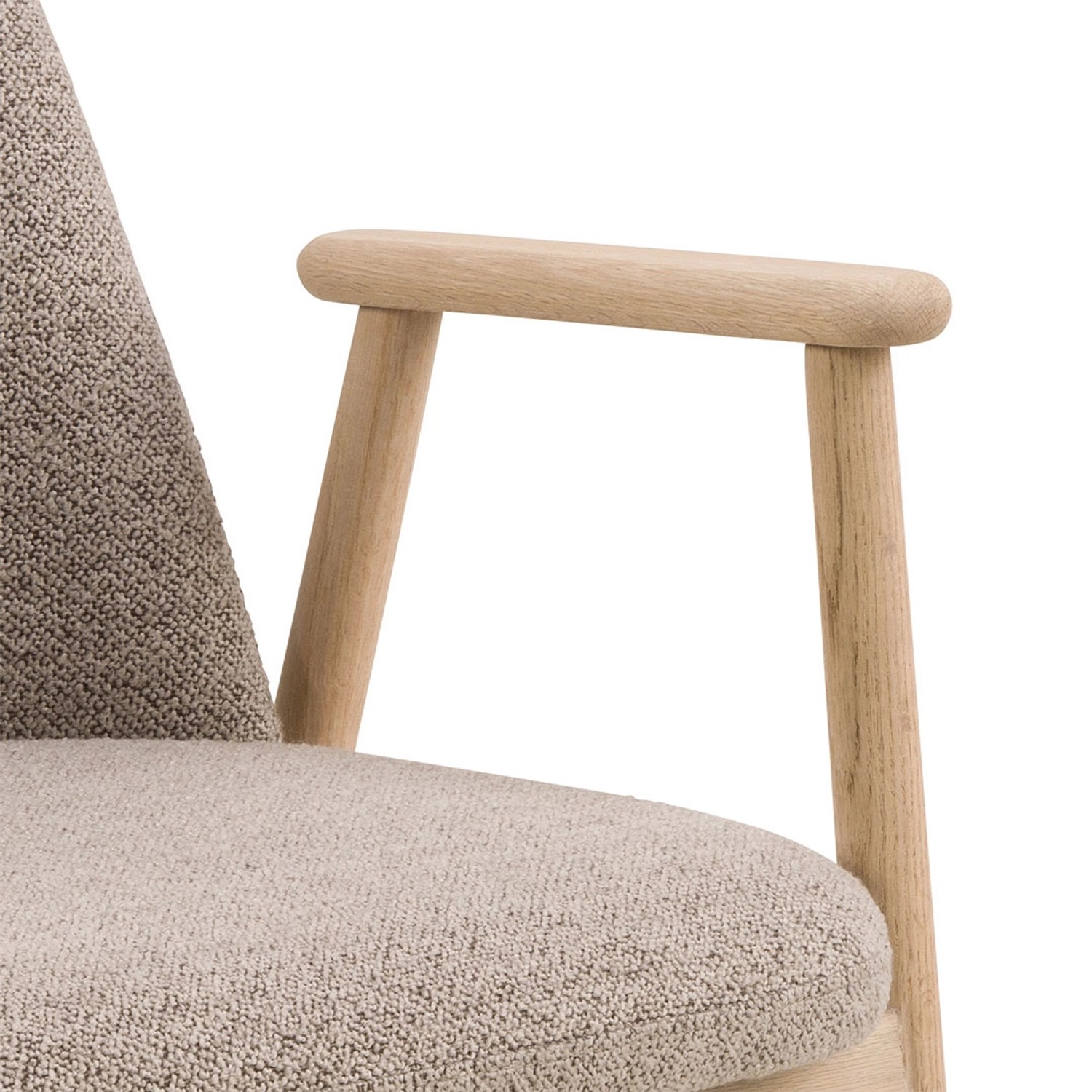 Detailansicht: Beige Bouclé Esszimmerstuhl Leo mit Armlehnen und Holzgestell.