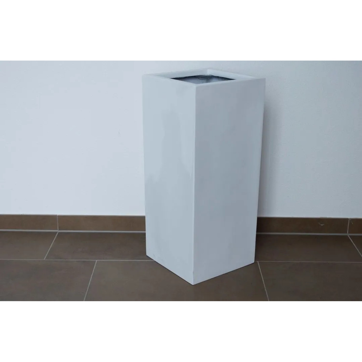 Eleganter, hochglanz-weißer Fiberglas Pflanzkübel Säule, 38x38x70cm, für Innen- und Außenbereich.