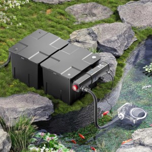Sunsun Teichfilterset CBF-350B CUV-224 Neo8000 mit schwarzen Filterboxen, UV-Klärer und Pumpe im Teich mit Fischen. Für klares Teichwasser.