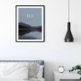 Komar Wandbild Word Lake Steel, 40x50 cm, mit See- und Bergmotiv in Grautönen.