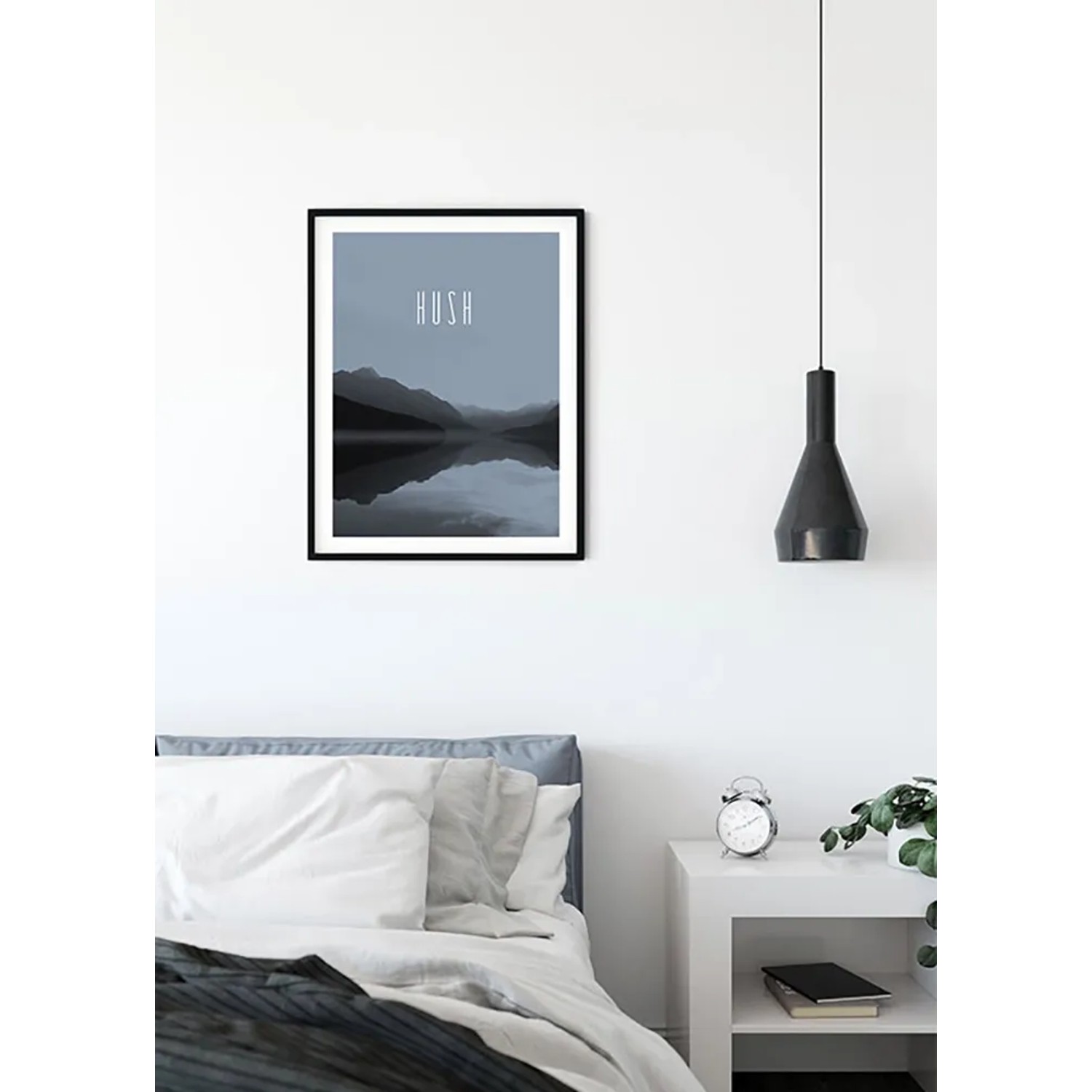 Komar Wandbild Word Lake Steel, 40x50 cm, mit See- und Bergmotiv in Grautönen.